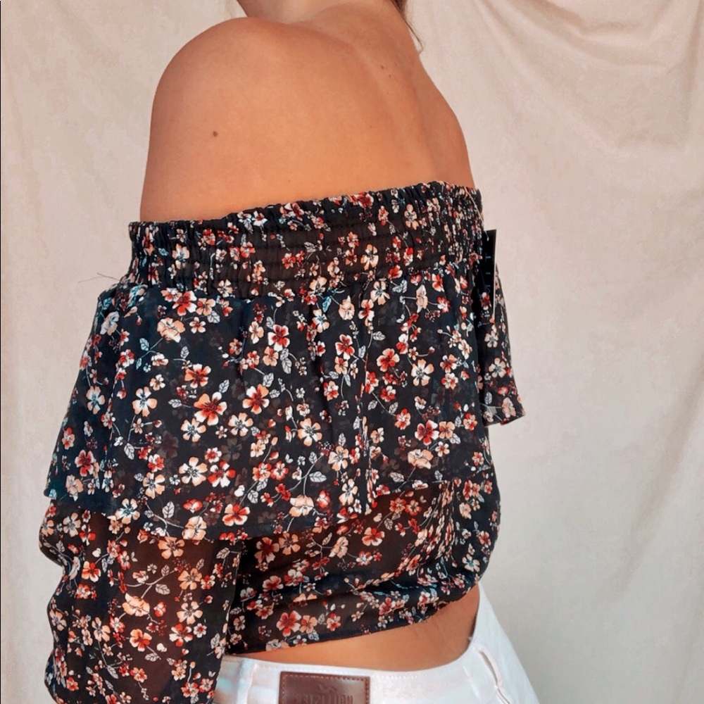 Black floral fling sleeve semi-sheer crop top - Picture 4 of 9